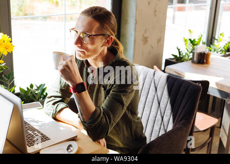 Ernste nachdenkliche Mensch, der hatte eine Pause für Kaffee Stockfoto