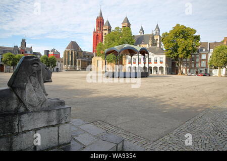 Von Maastricht Vrijthof, dem zentralen Platz mit der Basilika des heiligen Servatius und Sint Janskerk Kirche, Maastricht, Niederlande Stockfoto