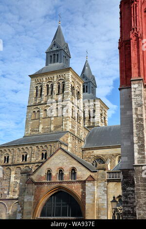 Die Türme der Basilika Sankt Servatius, befindet sich auf dem zentralen Platz von Maastricht Vrijthof mit den bunten Sint Janskerk Kirche im Vordergrund. Stockfoto