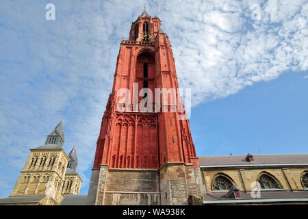 Die Türme der Basilika des heiligen Servatius und Sint Janskerk Kirche, auf dem zentralen Platz Vrijthof Maastricht, Maastricht, Niederlande Stockfoto