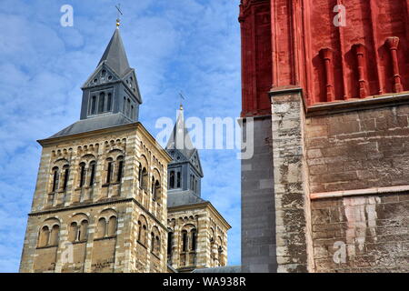 Die Türme der Basilika Sankt Servatius, befindet sich auf dem zentralen Platz von Maastricht Vrijthof mit den bunten Sint Janskerk Kirche im Vordergrund. Stockfoto