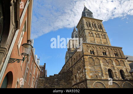 Die Türme der Basilika des heiligen Servatius, auf dem zentralen Platz Vrijthof Maastricht, Maastricht, Niederlande Stockfoto