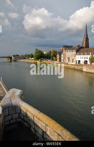 Historische Gebäude und Sint Martinuskerk Kirche in Wyck Nachbarschaft an der Maas, Maastricht, Niederlande Stockfoto