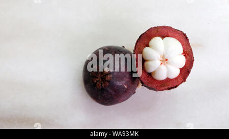 Blick von oben auf eine Mangosteen, mit seinen weißen Erweiterungsperspektive berücksichtigt wird. Mangostan wird als "Königin der Früchte". Stockfoto