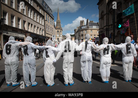 Badewanne, Somerset, UK. 17. August 2019. Mitglieder des Klima protest Gruppe Aussterben Rebellion zusammen mit Hunderten von lokalen Unterstützer nehmen teil Stockfoto