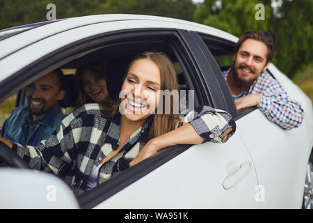 Eine Gruppe von Happy Freunde Fahren in einem Auto. Stockfoto