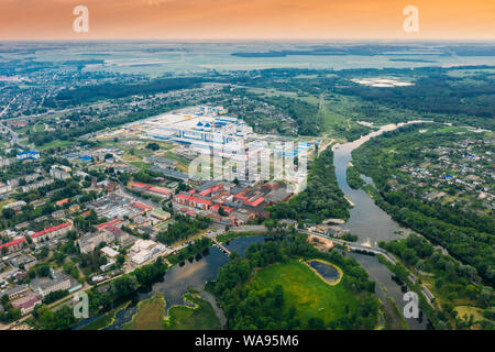 Dobrush, Region Gomel, Belarus. Luftbild von Alt und Modern Papier Fabrik. Historisches Erbe in Vogelperspektive. Stockfoto