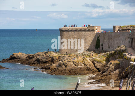 St. Malo, Frankreich - 14. September 2018: Touristen zu Fuß auf rampart in Dinard, Bretagne, Frankreich Stockfoto