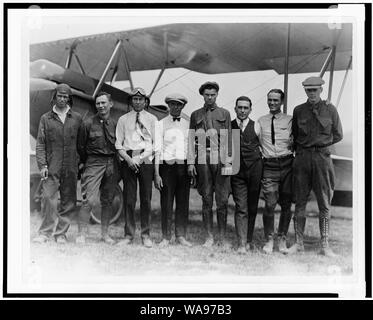 Charles Lindbergh mit sieben anderen Männer, einschließlich Bud Gurney (), vor einer biplanaren, Lambert-St. Louis Feld, 1923 Stockfoto