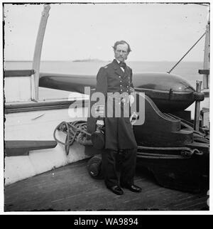 Der Hafen von Charleston, S.C. Konteradmiral John A. Dahlgren steht von einem Dahlgren Gewehr auf Deck der U.S.S. Pawnee Abstract: Ausgewählte Bürgerkrieg Fotografien, 1861-1865 Stockfoto