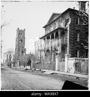 Charleston, South Carolina. Römisch-katholische Kathedrale, die von dem großen Brand im Jahre 1861 verbrannt und Dr. Gadsden Haus während der Bombardierung von Charleston beschädigt Stockfoto