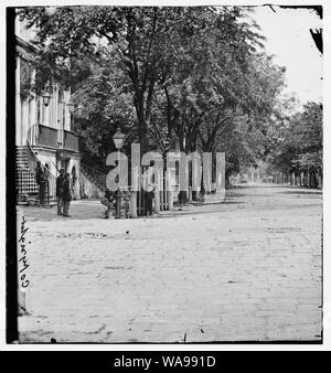 Charleston, South Carolina. Blick nach Osten von der Ecke der Meeting Street & Broad Street. Rathaus im Vordergrund als Provost Guard House Stockfoto