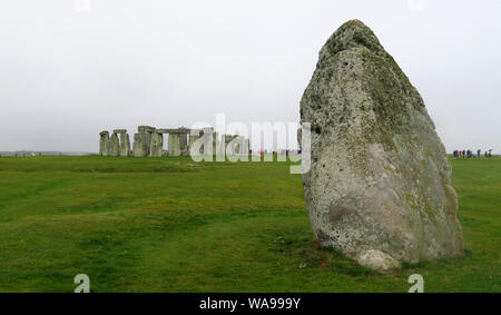 Heel Stone und Standing Stones am Weltkulturerbe Stonehenge, Wiltshire Stockfoto