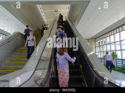 Singapur - Mar 26, 2019. Die Menschen auf der Rolltreppe von Bahnhof in Singapur. Singapur ist eine souveräne Stadt- und Inselstaat in Southe Stockfoto