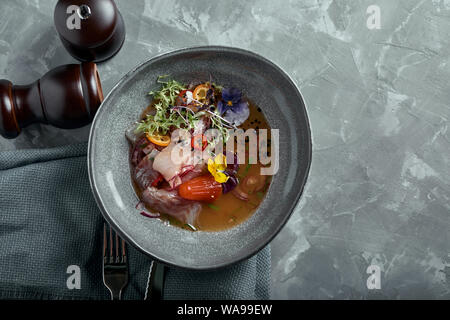 Traditionelle peruanische Küche ceviche von Seebarsch. - Nahaufnahme, Low Key, grauen Hintergrund. Ansicht von oben kopieren Raum Stockfoto