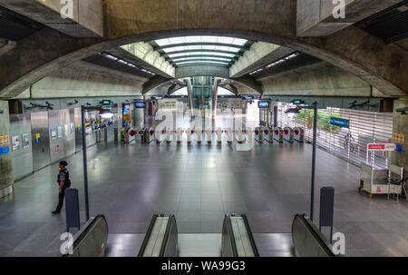 Singapur - Apr 11, 2019. Innenraum der MRT-Station in Singapur. Die MRT ist ein Rapid Transit System bilden, in der die wichtigsten Komponenten des Systems Bahn Stockfoto