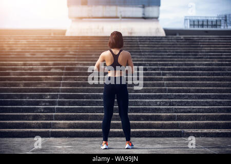 Asiatische Frauen laufen und Joggen während Outdoor auf Stadt, laufen Stockfoto