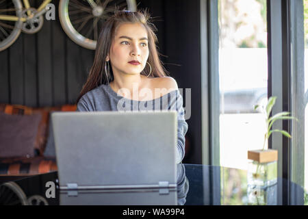 Asiatische Geschäftsfrauen mit Notebook arbeiten und Diskussion über die wichtigen Auftrag im Büro Stockfoto