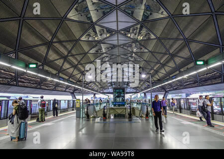 Singapur - Apr 11, 2019. Innenraum der MRT-Station in Singapur. Die MRT ist ein Rapid Transit System bilden, in der die wichtigsten Komponenten des Systems Bahn Stockfoto