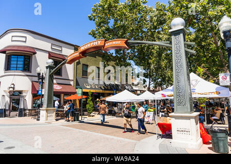 August 17, 2019 Sunnyvale/CA/USA - Eingang zum 'Murphy historischen Avenue', die Website eines Bauernmarkt jeden Samstag Morgen in der Innenstadt von Sonnig Stockfoto