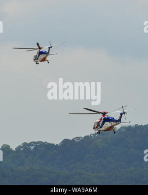 Langkawi, Malaysia - Mar 31, 2019. Königliche malaysische Polizei AgustaWestland AW139 nehmen - weg vom Flughafen Langkawi (Lgk). Stockfoto