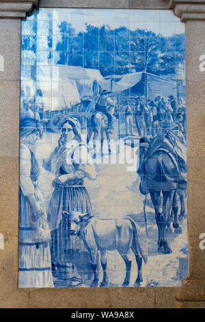 Portugal Porto Porto Estação Ferroviária de Sao Bento Bahnhof eröffnet 1916 Azulejo Kacheln von Jorge Colaço main Terminus Züge atrium Stockfoto