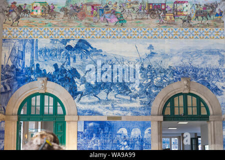 Portugal Porto Porto Estação Ferroviária de Sao Bento Bahnhof eröffnet 1916 Azulejo Kacheln von Jorge Colaço main Terminus Züge atrium Stockfoto