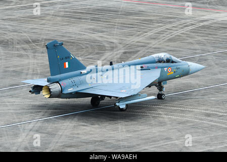 Langkawi, Malaysia - Mar 29, 2019. Indien Air Fore HAL Tejas Kampfjet Rollen auf Start- und Landebahn des Flughafen Langkawi (Lgk). Stockfoto