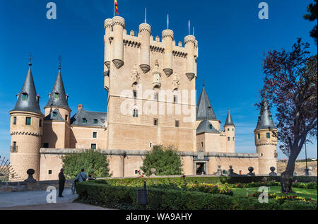 Blick auf den Turm von Johannes II. am Eingang des Alcazar in Segovia, Spanien Stockfoto