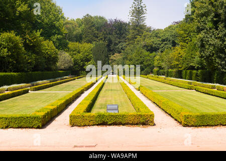 Portugal Porto Porto Jardim do Palacio de Cristal Crystal Palace Gärten Zierpflanzen garten bäume geometrischen Liguster Hecken Stockfoto