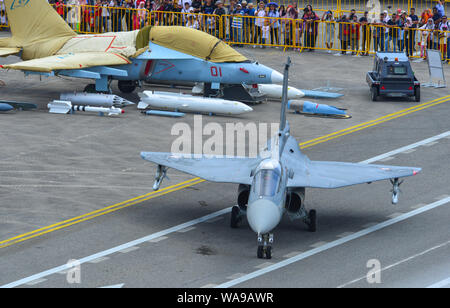 Langkawi, Malaysia - Mar 29, 2019. Indien Air Fore HAL Tejas Kampfjet Rollen auf Start- und Landebahn des Flughafen Langkawi (Lgk). Stockfoto