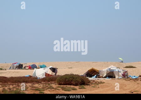 Zelte und Papierkorb in trockene Landschaft in der Nähe der Atlantikküste. Stockfoto