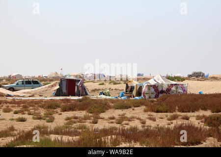 Zelte und Papierkorb in trockene Landschaft in der Nähe der Atlantikküste. Stockfoto