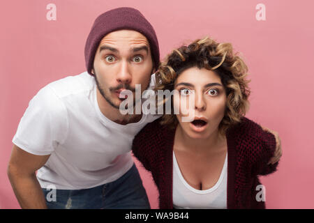 Closeup Portrait von schockiert Lustig paar Freunden im lässigen Stil mit unbeliveable Gesicht und Kamera mit großen Augen und öffnete Mou Stockfoto