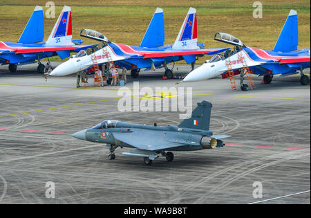 Langkawi, Malaysia - Mar 29, 2019. Indien Air Fore HAL Tejas Kampfjet Rollen auf Start- und Landebahn des Flughafen Langkawi (Lgk). Stockfoto