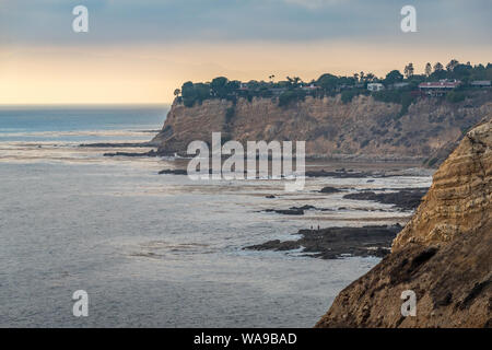 Schönen südlichen kalifornischen Küste Blick auf den hohen Klippen von Golden Bucht bei Sonnenuntergang mit Santa Monica Berge in der Ferne, Seascape Trail, Stockfoto