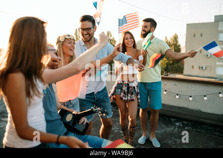 Happy Gruppe junger Freunde Spaß haben im Sommer Stockfoto