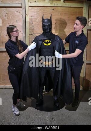 Embargo auf 0001 Dienstag, 20. August Prop Store Mitarbeiter einstellen Die Batman batsuit, getragen von Michael Keaton in der 1989 Film Batman (Schätzung?? 80-120 000), während eine Vorschau auf den kommenden Film und Fernsehen Erinnerungsstücke Auktion an der Prop Shop Head Office in der Nähe von Rickmansworth. Stockfoto