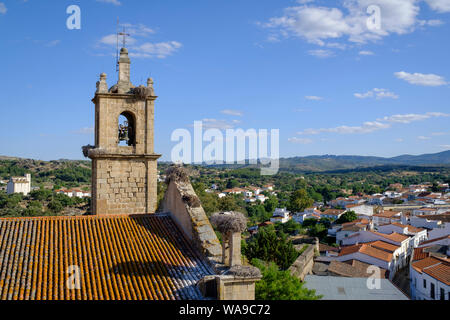 Rocamador Kirche aus dem Schloss. Valencia de Alcántara. In der Provinz Cáceres. Der Extremadura. Spanien. Stockfoto