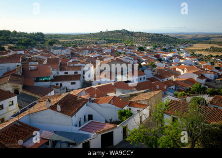 Allgemeine Ansicht von Valencia de Alcantara von der Burg entfernt. In der Provinz Cáceres. Der Extremadura. Spanien. Stockfoto