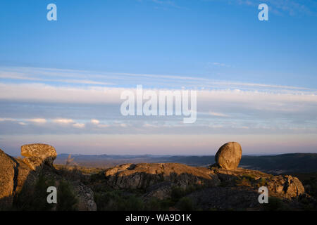 Runde Granitblöcke, die bei Sonnenuntergang. In der Provinz Cáceres. Der Extremadura. Spanien. Stockfoto