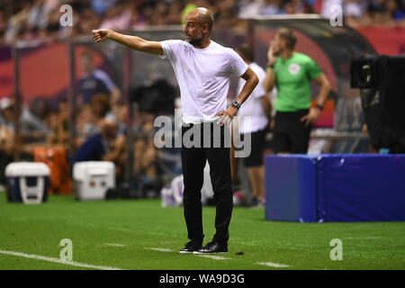 Head Coach Pep Guardiola von Manchester City F.C. der englischen Liga Champions shouts Anweisungen an seine Spieler im Wettbewerb gegen Wolverhampton Stockfoto