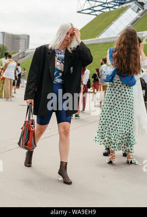 Trendige Frauen und Männer posieren für street Snap während der Pariser Modewoche für Männer im Frühjahr/Sommer 2020 in Paris, Frankreich, 10. Juli 2019. Stockfoto