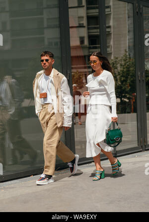 Trendige Frauen und Männer posieren für street Snap während der Pariser Modewoche für Männer im Frühjahr/Sommer 2020 in Paris, Frankreich, 10. Juli 2019. Stockfoto