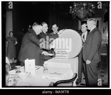 Käse Party für Staatsmänner. Washington, D.C., den 4. Juni, aus. Die berühmten Schweizer Käse aus dem Star Tal von Wyoming war das Stück von Widerstand im Capitol heute für die Mitglieder des Kongresses und andere hohe Beamte aus dem Staat. Der Käse wog 250 Pfund. Von links nach rechts: Rep. Paul R. Grüner; Senator Joseph D. O'Mahoney; Thurman Arnold, Assistant Attorney General; Fred W. Johnson, Kommissar, General Land Office; und Senator S.H. Schwartz, 6/4/38 Stockfoto