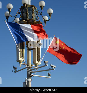 ------ Chinesische und Französische Nationale Fahnen flattern auf einen Laternenpfahl vor dem Tian'anmen Podium während des Besuchs des französischen Präsidenten Emmanuel Makro Stockfoto