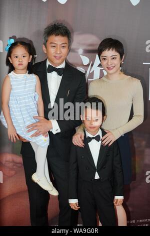Chinesische Schauspieler, Deng Chao, Links, seine Schauspielerin Frau Sun Li, Rechts, deren Sohn und Tochter besuchen die Premiere für neuen Film 'Oben' in Shanghai. Stockfoto