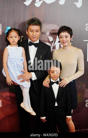 Chinesische Schauspieler, Deng Chao, Links, seine Schauspielerin Frau Sun Li, Rechts, deren Sohn und Tochter besuchen die Premiere für neuen Film 'Oben' in Shanghai. Stockfoto
