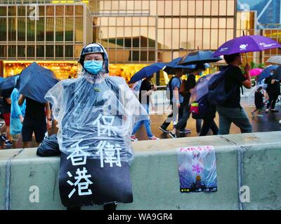 Hongkong, China. 18 Aug, 2019. Veranstalter sagen, dass 1,7 Millionen Menschen eine pro-demokratischen Protest in Hongkong teilnehmen. Sie macht es die zweite größte friedliche März in Hongkong und nach Wochen mit gewalttätigen Auseinandersetzungen an diesem Wochenende der Protest friedlich blieb. Credit: Gonzales Foto/Alamy leben Nachrichten Stockfoto