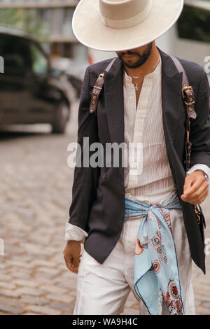 Trendige Frauen und Männer posieren für street Snap während der Pariser Modewoche für Männer im Frühjahr/Sommer 2020 in Paris, Frankreich, 10. Juli 2019. Stockfoto